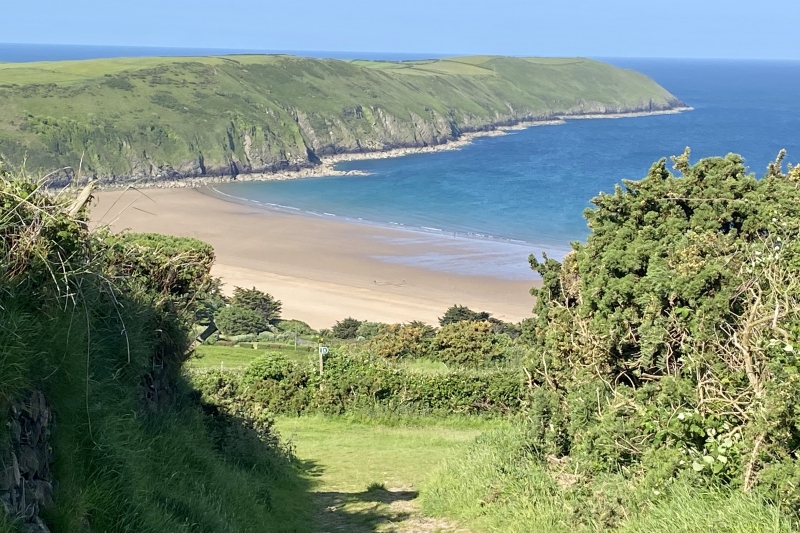 Step outside cottage door walk to beach