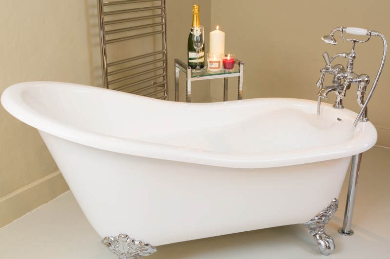 Slipper bath in bedroom