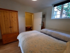 Twin room showing en suite